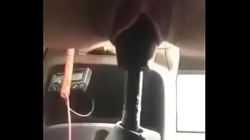 Chica se masturba con una palanca del auto